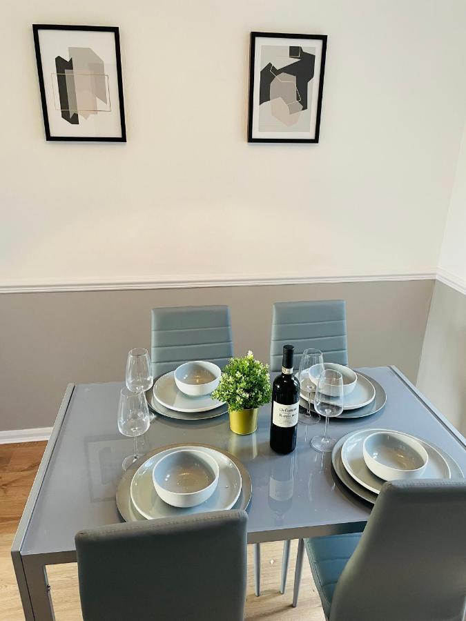 Wolverhampton Large 3 Bedrooms 5 Bed House Perfect For Short & Long Stays Contractors Business Nhs Insurance 1 Bathroom And Separate Wc Private Garden Driveway For 2 Large Vehicles Close To City Centre M6 M54 And Walsall Willenhall Cannock Property Exterior foto