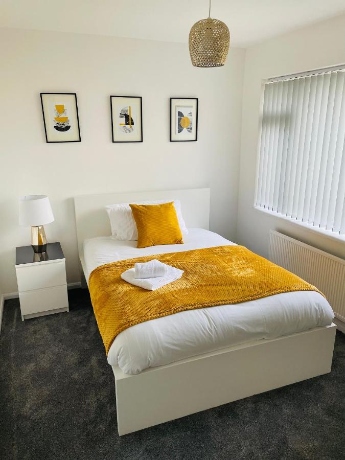 Wolverhampton Large 3 Bedrooms 5 Bed House Perfect For Short & Long Stays Contractors Business Nhs Insurance 1 Bathroom And Separate Wc Private Garden Driveway For 2 Large Vehicles Close To City Centre M6 M54 And Walsall Willenhall Cannock Property Exterior foto