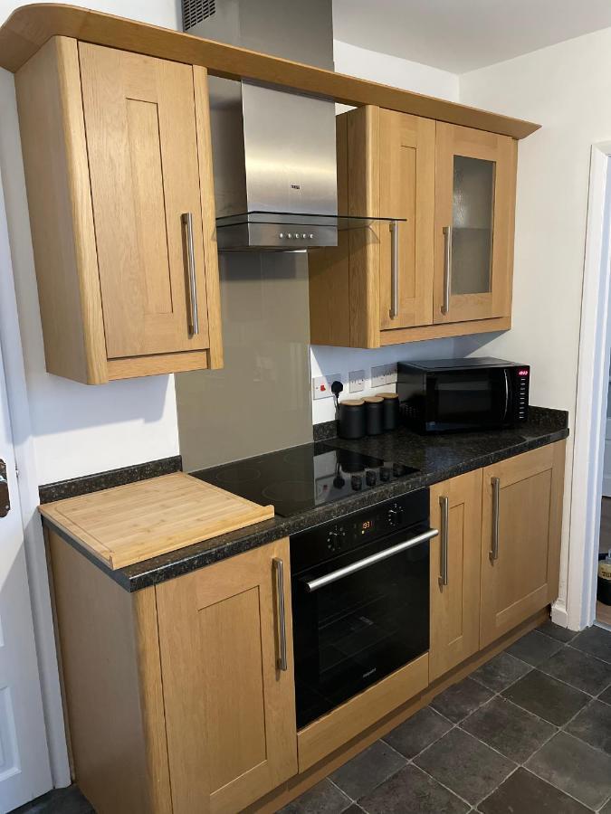 Wolverhampton Large 3 Bedrooms 5 Bed House Perfect For Short & Long Stays Contractors Business Nhs Insurance 1 Bathroom And Separate Wc Private Garden Driveway For 2 Large Vehicles Close To City Centre M6 M54 And Walsall Willenhall Cannock Property Exterior foto